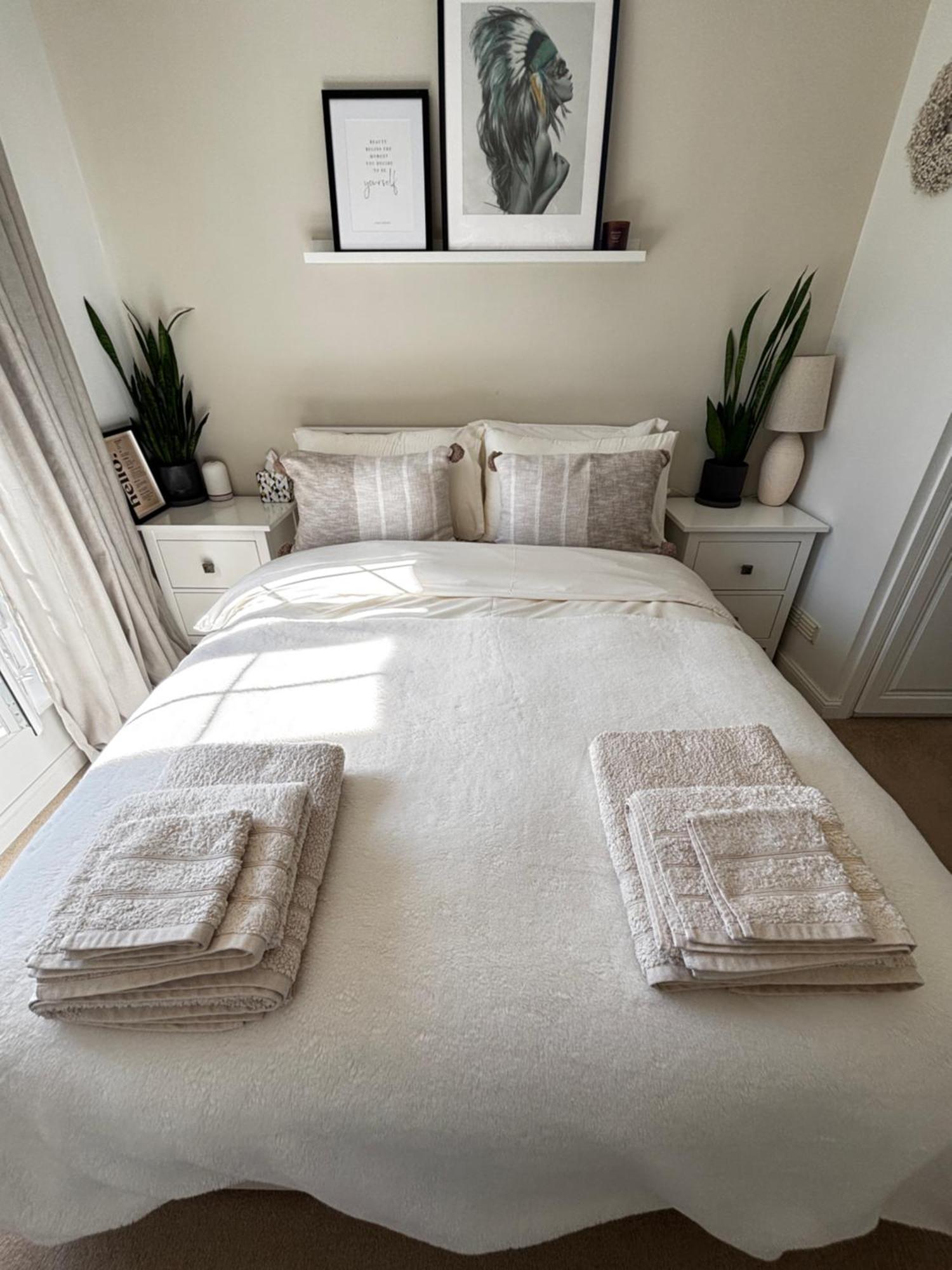 Delux Room With Private Parking, Sleeps 2, Perfect For Cotswold Getaway, Easy A419 Access Blunsdon Ngoại thất bức ảnh